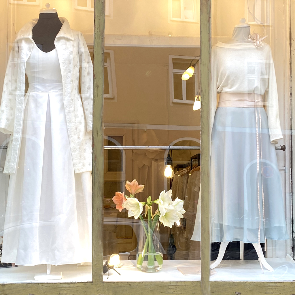 Standesamtkleider mit Brautmantel und Brautpullover