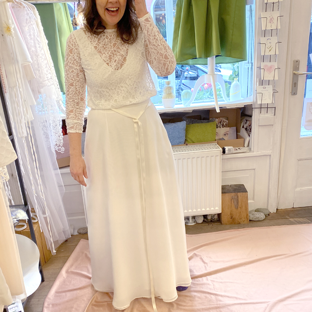 zweiteiliges schlichte Brautkleid für die standesamtliche Hochzeit in München